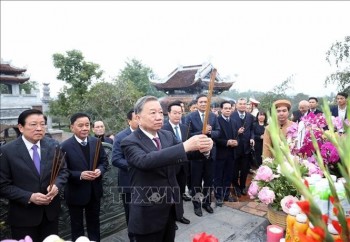Tổng Bí thư Tô Lâm dâng hương tại Đền Chung Sơn