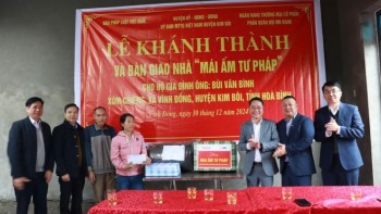 Báo Pháp luật Việt Nam trao tặng “Mái ấm Tư pháp” tại Hòa Bình