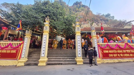 Chiêm bái ngôi đền Chầu Đệ tứ có tòa thạch động niên đại 600 năm