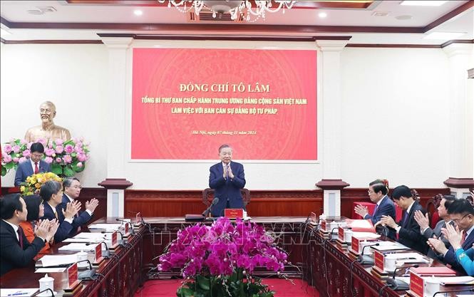 Tổng B&iacute; thư T&ocirc; L&acirc;m l&agrave;m việc với Ban C&aacute;n sự Đảng Bộ Tư ph&aacute;p.