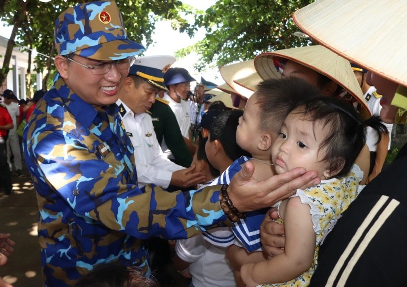 Bộ trưởng Nguyễn Hải Ninh khi l&agrave; B&iacute; thư Tỉnh ủy Kh&aacute;nh H&ograve;a thăm, động vi&ecirc;n qu&acirc;n d&acirc;n huyện đảo Trường Sa, tỉnh Kh&aacute;nh H&ograve;a (Ảnh: Th&aacute;i B&igrave;nh, VOV)