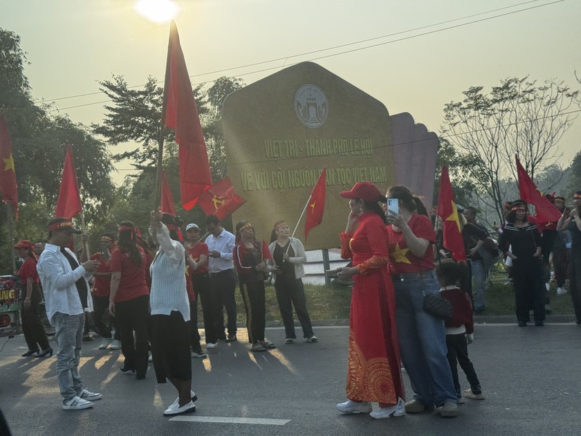 Dòng người đổ về sân Việt Trì tiếp lửa cho đội tuyển Việt Nam