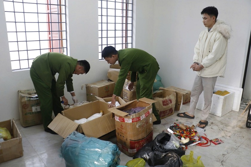 C&ocirc;ng an th&agrave;nh phố Vinh bắt đối tượng Nguyễn Tiến Phi về h&agrave;nh vi sản xuất, t&agrave;ng trữ c&aacute;c loại h&oacute;a chất để sản xuất thuốc ph&aacute;o.