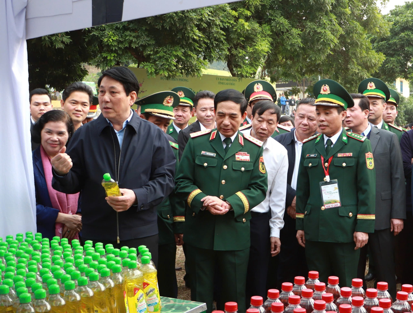 Chủ tịch nước Lương Cường, Bộ trưởng Quốc ph&ograve;ng Phan Văn Giang c&ugrave;ng B&iacute; thư Tỉnh ủy Lai Ch&acirc;u Gi&agrave;ng P&aacute;o Mỷ thăm Gian h&agrave;ng &amp;amp;amp;quot;0 đồng&amp;amp;amp;quot; phục vụ miễn ph&iacute; người d&acirc;n tại x&atilde; Pa Tần, huyện S&igrave;n Hồ, tỉnh Lai Ch&acirc;u.