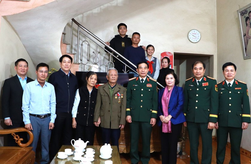 Chủ tịch nước Lương Cường v&agrave; đo&agrave;n c&ocirc;ng t&aacute;c chụp ảnh lưu niệm với gia đ&igrave;nh thương binh Nguyễn Văn Hiển.