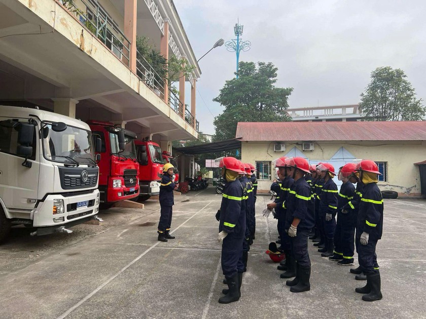 Lực lượng PCCC v&agrave; CNCH lu&ocirc;n sẵn s&agrave;ng triển khai lực lượng khi cần triển khai chữa ch&aacute;y, cứu hộ, cứu nạn.