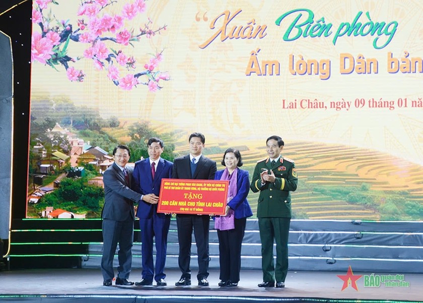 Đại tướng Phan Văn Giang (ngo&agrave;i c&ugrave;ng b&ecirc;n phải) trao biển tượng trưng tặng 200 căn nh&agrave; M&aacute;i ấm bi&ecirc;n cương cho tỉnh Lai Ch&acirc;u. (Ảnh trong b&agrave;i: qdnd.vn)