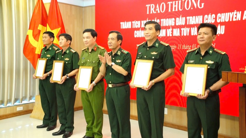 Trung tướng L&ecirc; Đức Th&aacute;i, Tư lệnh BĐBP trao thưởng cho c&aacute;c đơn vị đạt th&agrave;nh t&iacute;ch xuất sắc