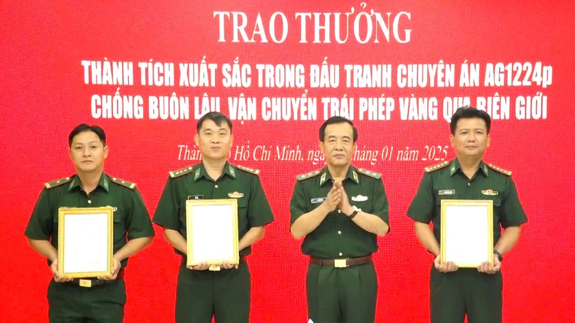 Trao thưởng thành tích xuất sắc của BĐBP trong chống buôn lậu, chống vận chuyển trái phép vàng qua biên giới