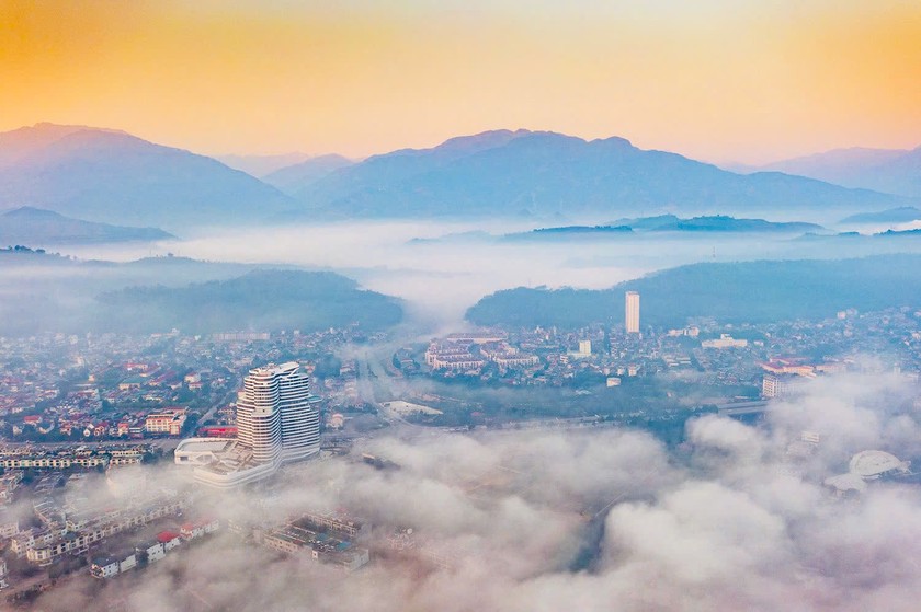 Những tia nắng đầu ti&ecirc;n len lỏi qua l&agrave;n sương, nhuộm v&agrave;ng cả kh&ocirc;ng gian, biến th&agrave;nh phố L&agrave;o Cai trở th&agrave;nh một bức tranh đầy sức sống.