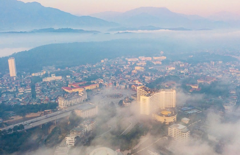 Ngay ở trung t&acirc;m th&agrave;nh phố L&agrave;o Cai, bạn cũng c&oacute; thể ngắm những &ldquo;biển m&acirc;y&rdquo;, &ldquo;s&ocirc;ng m&acirc;y&rdquo; bao phủ phố phường.