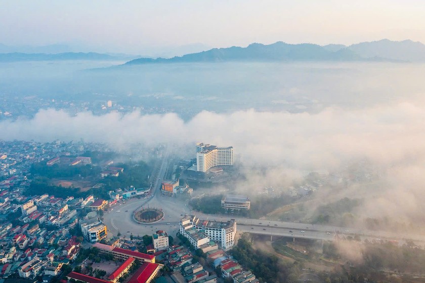 S&aacute;ng nay, th&agrave;nh phố L&agrave;o Cai ch&igrave;m trong m&agrave;n sương mờ ảo, tạo n&ecirc;n khung cảnh thơ mộng như chốn bồng lai ti&ecirc;n cảnh. Những t&ograve;a nh&agrave; cao tầng, những c&acirc;y cầu bắc qua s&ocirc;ng Hồng như ẩn hiện giữa biển sương, mang đến vẻ đẹp huyền b&iacute; v&agrave; quyến rũ