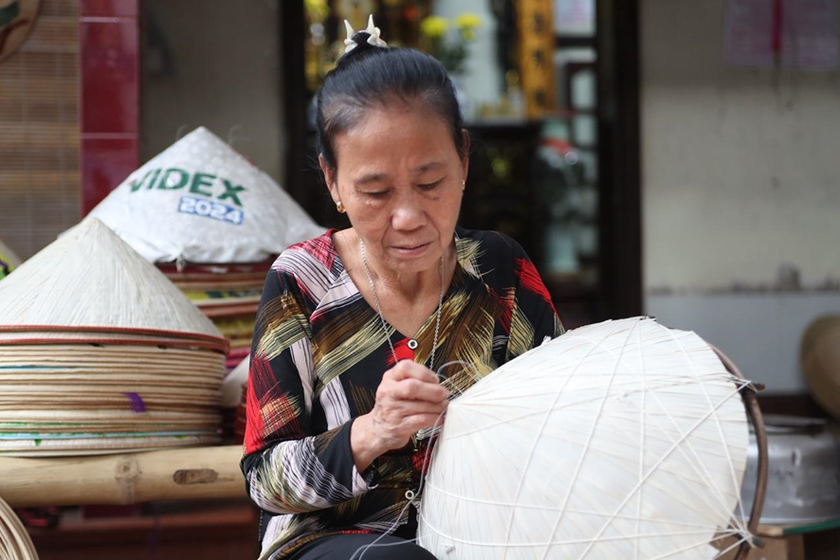 Người thợ kh&eacute;o l&eacute;o kh&acirc;u từng đường n&oacute;n &ndash; c&ocirc;ng đoạn tinh xảo quyết định vẻ đẹp v&agrave; gi&aacute; trị của sản phẩm. Ảnh: B&igrave;nh Huy