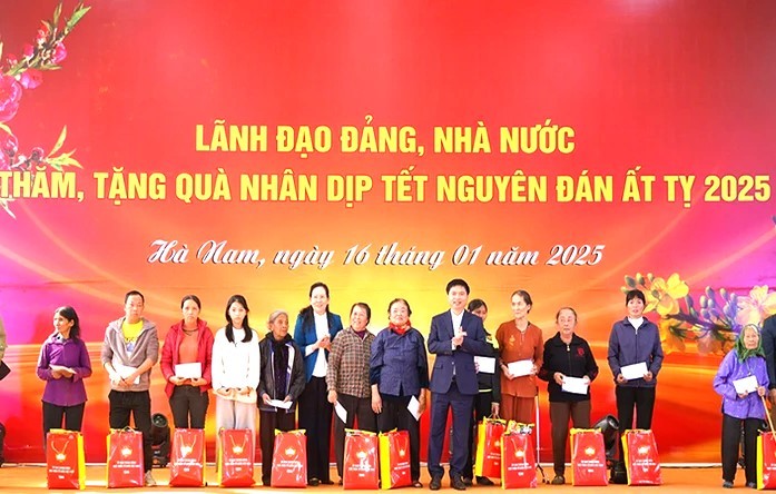 B&iacute; thư Tỉnh ủy L&ecirc; Thị Thủy v&agrave; Chủ tịch Ủy ban nh&acirc;n d&acirc;n tỉnh H&agrave; Nam Trương Quốc Huy tặng qu&agrave; Tết tới người d&acirc;n H&agrave; Nam