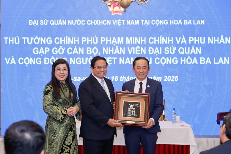 Thủ tướng x&uacute;c động giải đ&aacute;p 10 kiến nghị của kiều b&agrave;o tại Ba Lan ảnh 12