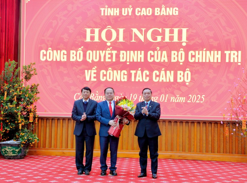 L&atilde;nh đạo tỉnh Cao Bằng tặng hoa ch&uacute;c mừng t&acirc;n B&iacute; thư Tỉnh uỷ Quản Minh Cường.