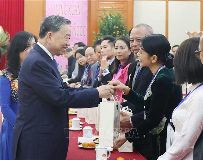 Tổng B&iacute; thư T&ocirc; L&acirc;m tặng qu&agrave; cho kiều b&agrave;o ti&ecirc;u biểu tham dự chương tr&igrave;nh &amp;amp;amp;quot;Xu&acirc;n qu&ecirc; hương&amp;amp;amp;quot; năm 2025. Ảnh: Thống Nhất/TTXVN