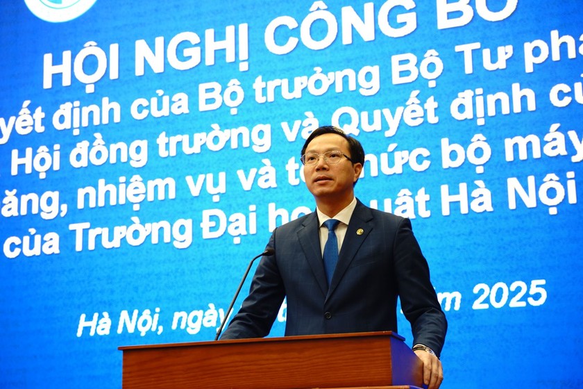 TS. Đo&agrave;n Trung Ki&ecirc;n - Hiệu trưởng Nh&agrave; trường ph&aacute;t biểu tại Hội nghị.