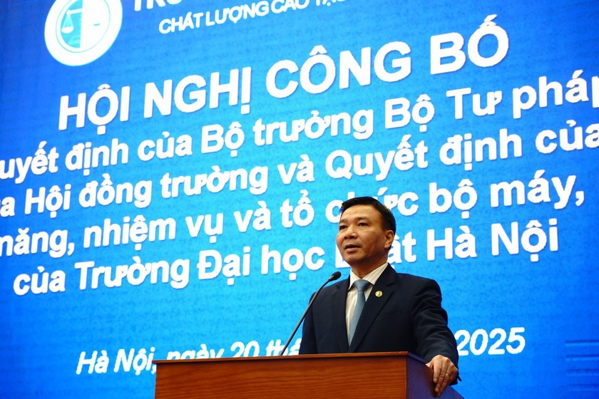 TS. Chu Mạnh H&ugrave;ng &ndash; B&iacute; thư Đảng uỷ, Chủ tịch Hội đồng trường ph&aacute;t biểu tại Hội nghị.