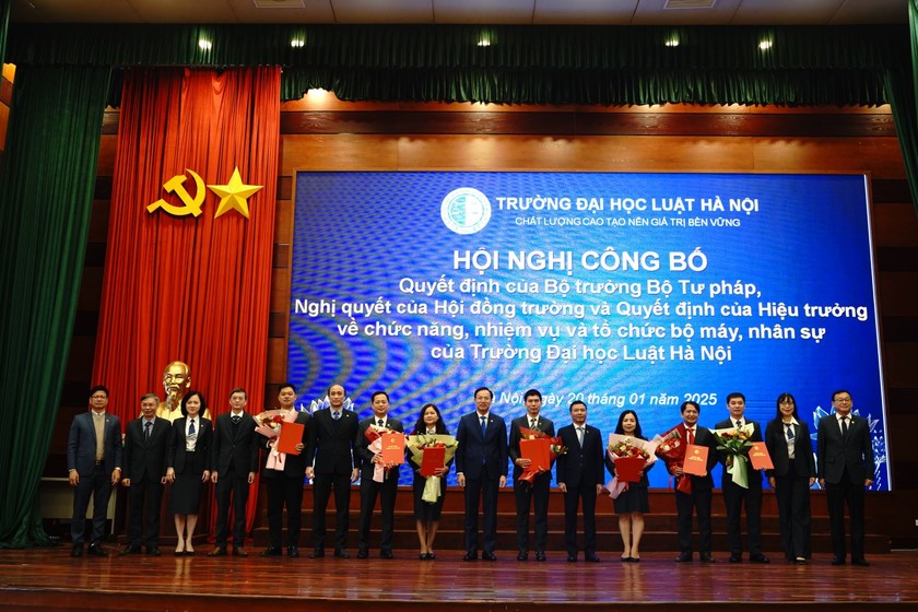 Trường Đại học Luật Hà Nội: Công bố các Quyết định về tổ chức bộ máy và nhân sự sau sắp xếp