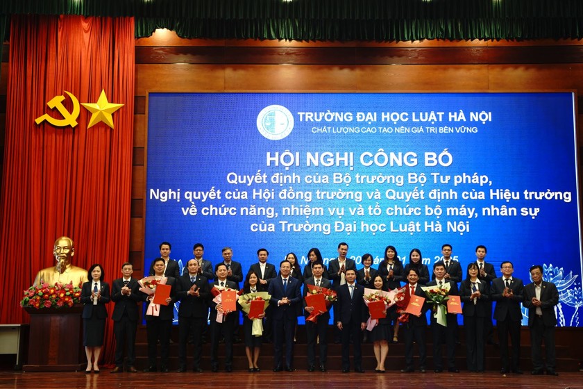 Trường Đại học Luật Hà Nội: Công bố các Quyết định về tổ chức bộ máy và nhân sự sau sắp xếp