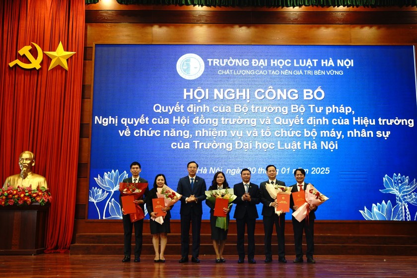 Trường Đại học Luật Hà Nội: Công bố các Quyết định về tổ chức bộ máy và nhân sự sau sắp xếp