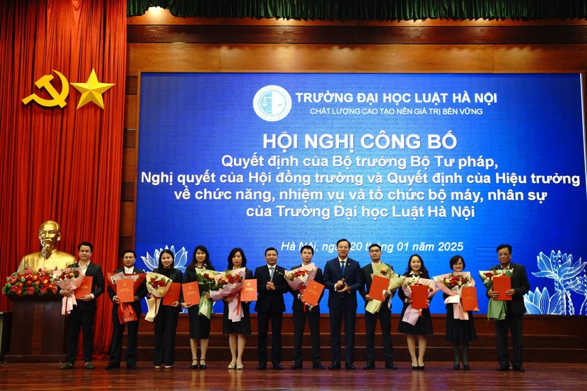 Trường Đại học Luật Hà Nội: Công bố các Quyết định về tổ chức bộ máy và nhân sự sau sắp xếp