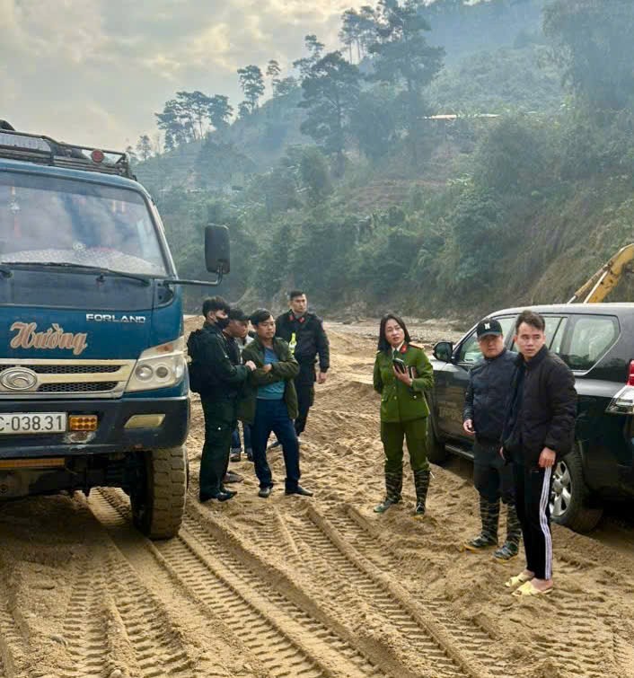 Hiện trường vụ khai th&aacute;c kho&aacute;ng sản tr&aacute;i ph&eacute;p tại địa b&agrave;n thị trấn Vinh Quang, huyện Ho&agrave;ng Su Ph&igrave;, tỉnh H&agrave; Giang. Ảnh: CAHG