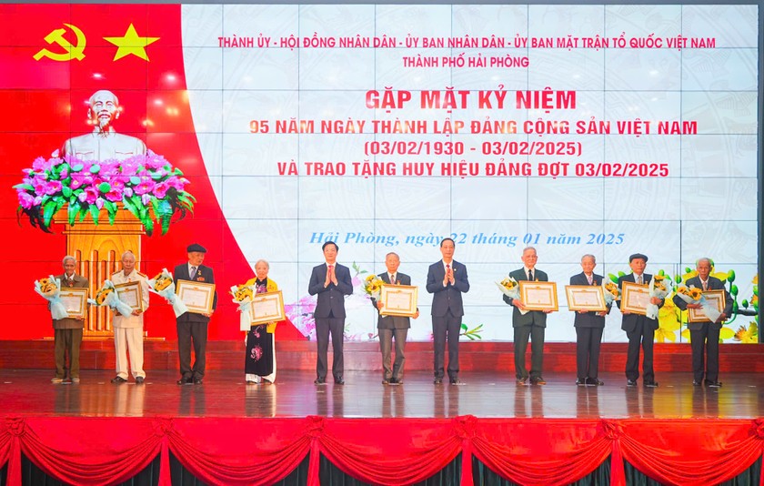 Ph&oacute; B&iacute; thư Thường trực Th&agrave;nh ủy Đỗ Mạnh Hiến v&agrave; Chủ tịch HĐND th&agrave;nh phố Phạm Văn Lập trao Huy hiệu Đảng cho c&aacute;c đảng vi&ecirc;n.