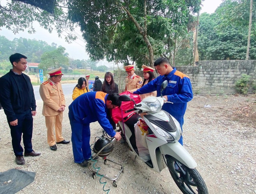 Công an Tuyên Quang tiếp sức, đồng hành cùng người dân về quê đón Tết