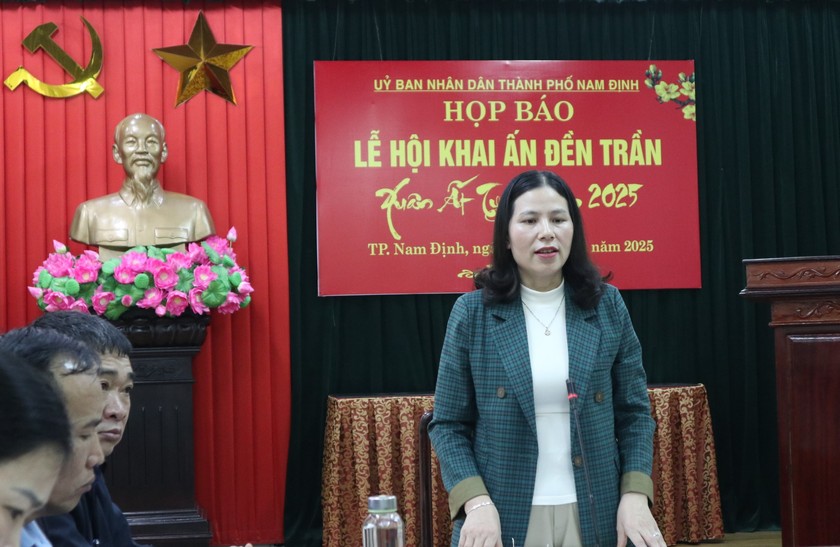 B&agrave; Nguyễn Thị Như - Ủy vi&ecirc;n BTV, Ph&oacute; Chủ tịch Thường trực UBND th&agrave;nh phố, Trưởng Ban tổ chức Lễ hội khai ấn đền Trần chủ tr&igrave; họp b&aacute;o