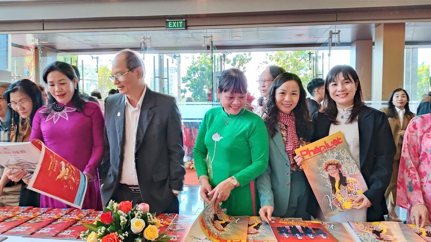 L&atilde;nh đạo c&aacute;c sở, ban ng&agrave;nh tham quan c&aacute;c ấn phẩm b&aacute;o Xu&acirc;n