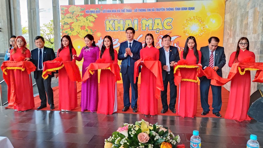 Ph&oacute; Chủ tịch HĐND tỉnh Huỳnh Th&uacute;y V&acirc;n v&agrave; Ph&oacute; Chủ tịch UBND tỉnh L&acirc;m Hải Giang (thứ 5 v&agrave; thứ 7 từ tr&aacute;i qua) c&ugrave;ng c&aacute;c đồng ch&iacute; l&atilde;nh đạo cắt băng khai mạc Hội b&aacute;o Xu&acirc;n Ất Tỵ năm 2025
