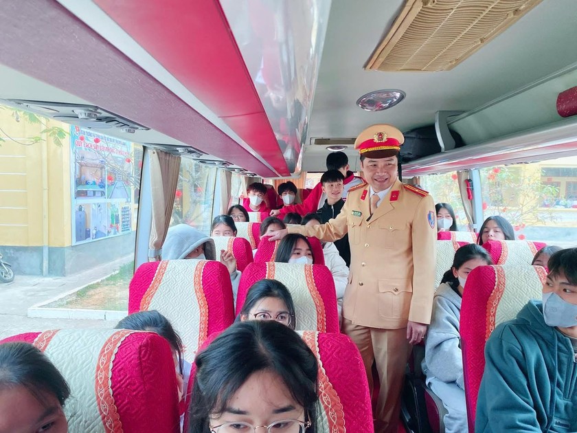 Công an Tuyên Quang tiếp sức, đồng hành cùng người dân về quê đón Tết