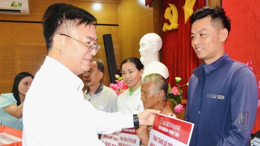 &Ocirc;ng Ho&agrave;ng Vũ Thảnh, Chủ tịch UBND TP.Vũng T&agrave;u trao sổ tiết kiệm cho người d&acirc;n kh&oacute; khăn