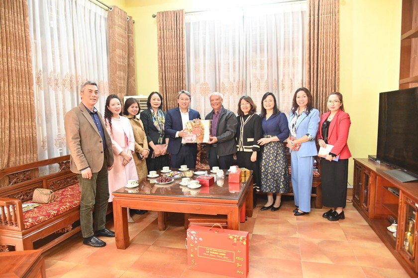 Lãnh đạo Bộ Tư pháp thăm, chúc Tết gia đình các đồng chí nguyên lãnh đạo Bộ