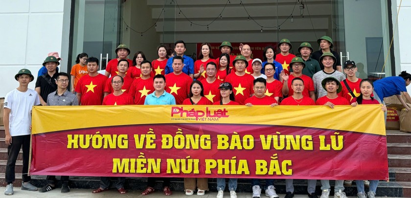 Đo&agrave;n c&ocirc;ng t&aacute;c B&aacute;o PLVN hướng về đồng b&agrave;o miền n&uacute;i ph&iacute;a Bắc.