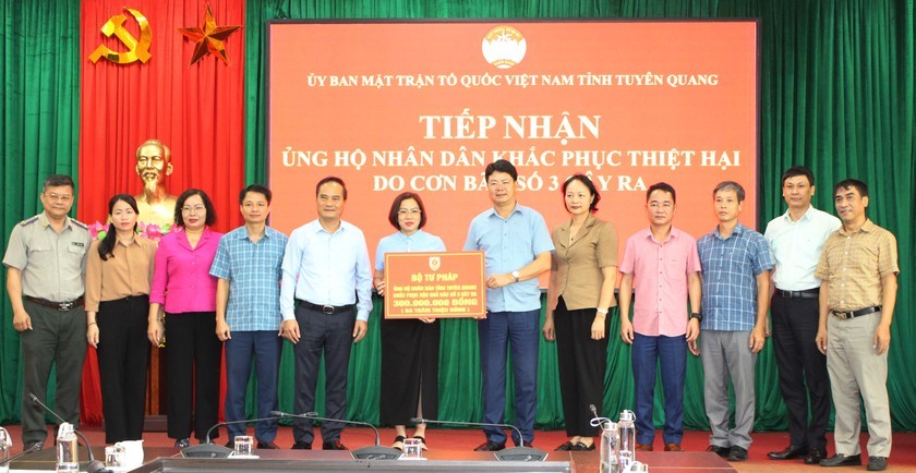 Đại diện Bộ Tư ph&aacute;p, Thứ trưởng Nguyễn Thanh Tịnh trao số tiền 300 triệu đồng tới MTTQ tỉnh Tuy&ecirc;n Quang.