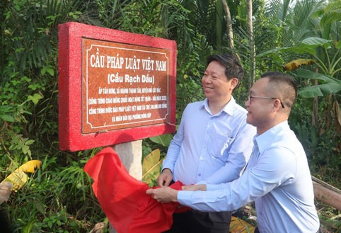 &Ocirc;ng Trần Thanh L&acirc;m - Ph&oacute; B&iacute; thư Thường trực Tỉnh uỷ Bến Tre (tr&aacute;i) v&agrave; Nh&agrave; b&aacute;o Trần Ngọc H&agrave; - Ph&oacute; Tổng Bi&ecirc;n tập B&aacute;o PLVN mở biển t&ecirc;n cầu PLVN tại x&atilde; Kh&aacute;nh Thạnh T&acirc;n (huyện Mỏ C&agrave;y Bắc, tỉnh Bến Tre).