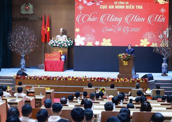 Thủ tướng Phạm Minh Ch&iacute;nh ch&uacute;c Tết, giao nhiệm vụ cho c&aacute;n bộ, chiến sĩ Cục An ninh điều tra (A09). Ảnh: Dương Giang/TTXVN