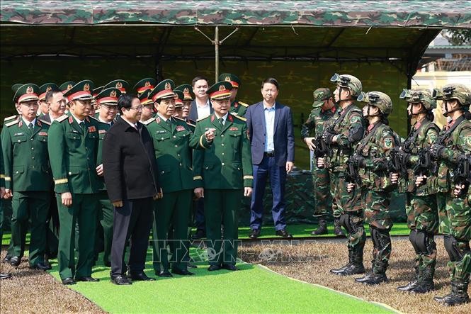 Thủ tướng Phạm Minh Ch&iacute;nh kiểm tra c&ocirc;ng t&aacute;c sẵn s&agrave;ng chiến đấu của Lữ đo&agrave;n Trinh s&aacute;t đặc nhiệm K3. Ảnh: Dương Giang/TTXVN