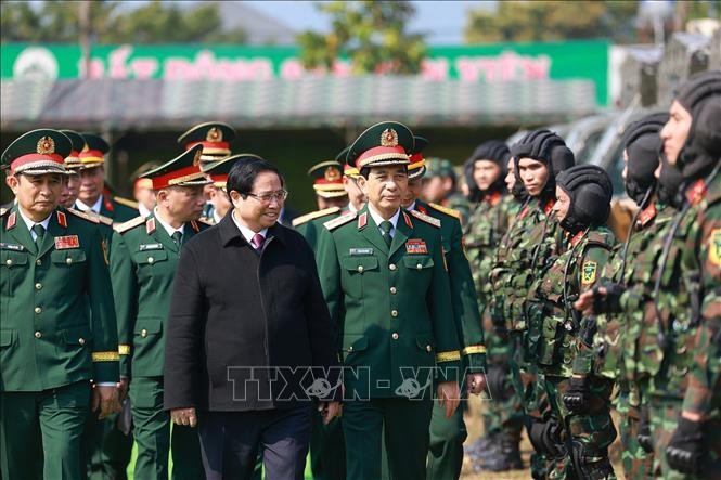 Thủ tướng Phạm Minh Ch&iacute;nh kiểm tra c&ocirc;ng t&aacute;c sẵn s&agrave;ng chiến đấu của Lữ đo&agrave;n Trinh s&aacute;t đặc nhiệm K3. Ảnh: Dương Giang/TTXVN