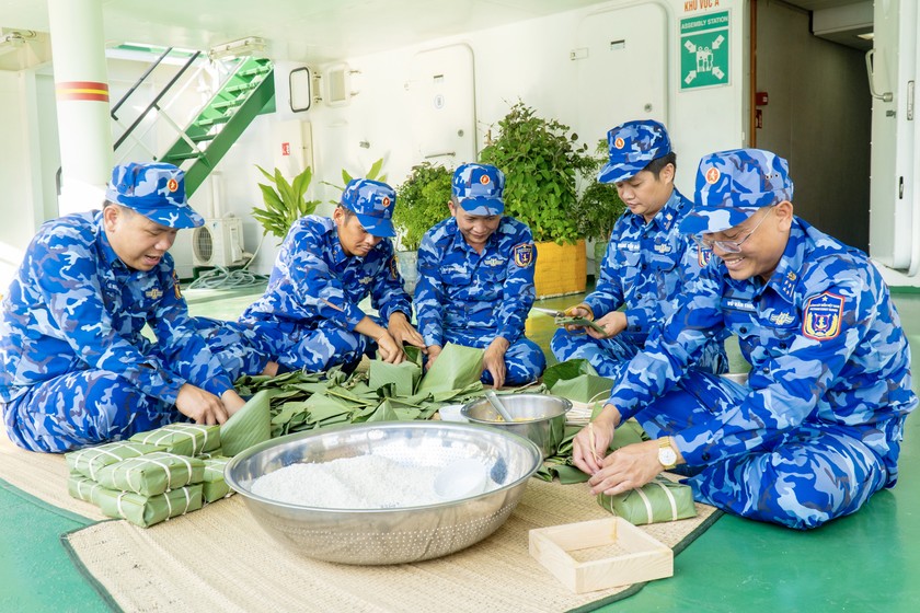 C&aacute;n bộ, chiến sĩ t&agrave;u CSB 8001 g&oacute;i b&aacute;nh chưng đ&oacute;n Tết tr&ecirc;n biển