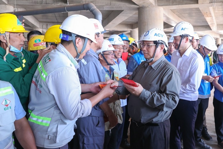 Thủ tướng tặng qu&agrave;, mừng tuổi c&aacute;n bộ, người lao động đang thi c&ocirc;ng tr&ecirc;n c&ocirc;ng trường - Ảnh: VGP/Nhật Bắc