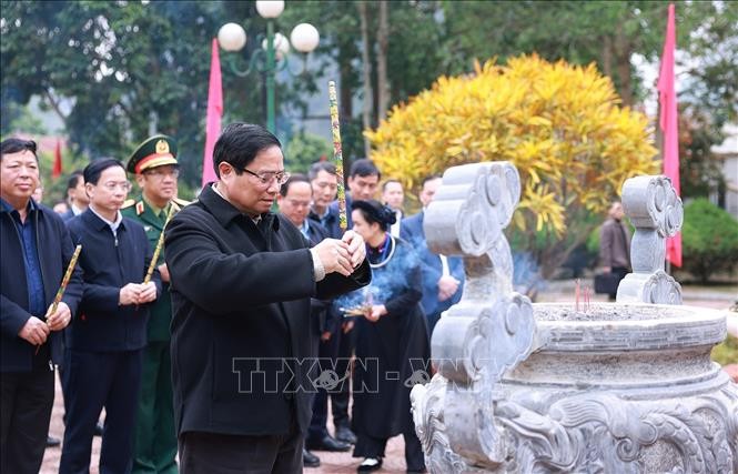 Thủ tướng Phạm Minh Ch&iacute;nh d&acirc;ng hương tưởng nhớ Chủ tịch Hồ Ch&iacute; Minh tại Khu Di t&iacute;ch Quốc gia đặc biệt địa điểm chiến thắng Chiến dịch bi&ecirc;n giới 1950 tại x&atilde; Đức Long, huyện Thạch An. Ảnh: Dương Giang/TTXVN