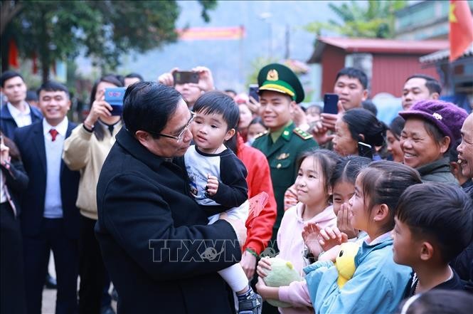 Thủ tướng Phạm Minh Ch&iacute;nh gặp, ch&uacute;c Tết nh&acirc;n d&acirc;n sinh sống gần Khu Di t&iacute;ch Quốc gia đặc biệt địa điểm chiến thắng Chiến dịch bi&ecirc;n giới 1950 tại x&atilde; Đức Long, huyện Thạch An (Cao Bằng). Ảnh: Dương Giang/TTXVN