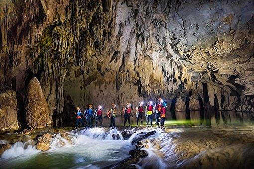 Du khách trải nghiệm du lịch khám phá mạo hiểm ở “vương quốc hang động”.