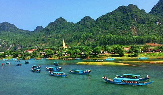 Thuyền chở du khách tham quan động Phong Nha.