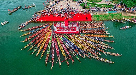 Lễ hội đua bơi thuyền trên sông Kiến Giang mừng Tết Độc lập. (Ảnh trong bài: Nguyên Phong)