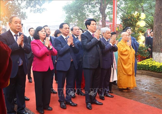 Chủ tịch nước Lương Cường d&acirc;ng hương tại Điện K&iacute;nh Thi&ecirc;n, Ho&agrave;ng th&agrave;nh Thăng Long. Ảnh: L&acirc;m Kh&aacute;nh/TTXVN